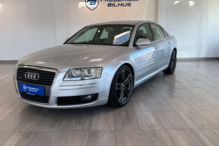 Grå Audi A8 fra 2003 set udefra