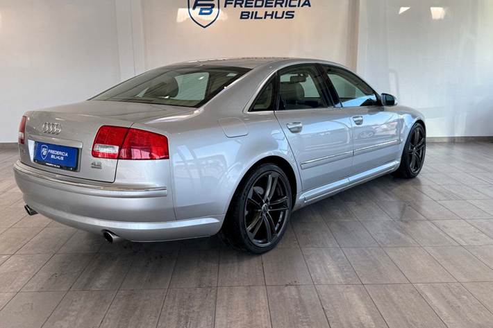 Grå Audi A8 fra 2003