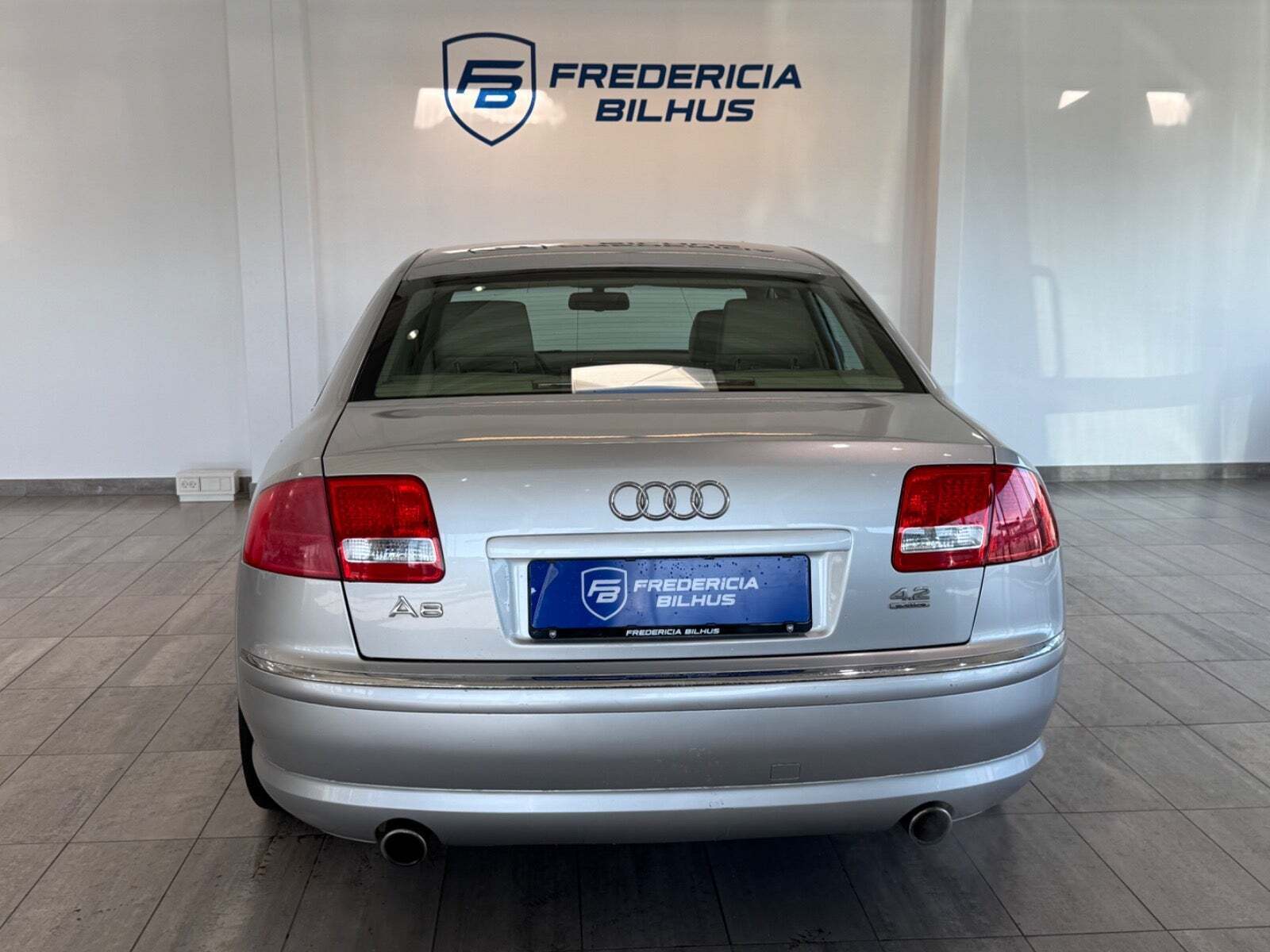 Grå Audi A8 fra 2003
