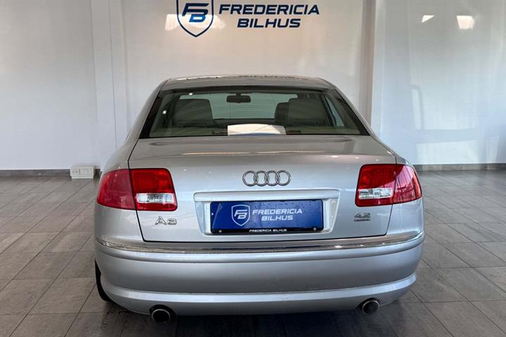 Grå Audi A8 fra 2003