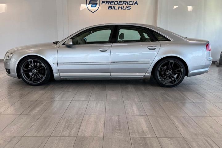 Grå Audi A8 fra 2003