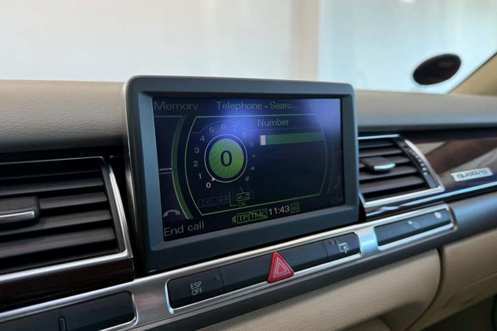 Grå Audi A8 fra 2003