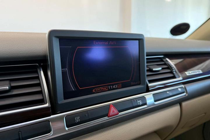 Grå Audi A8 fra 2003