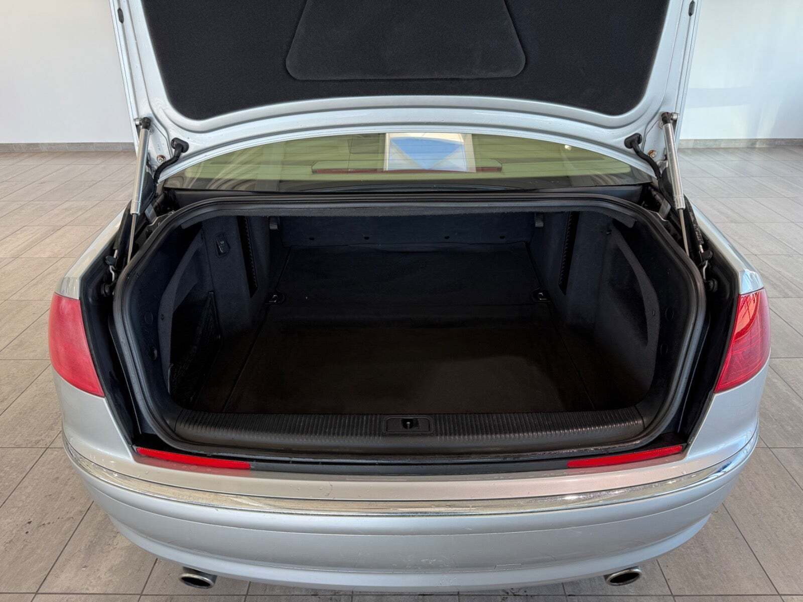 Grå Audi A8 fra 2003