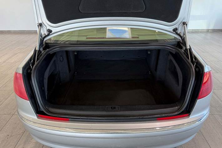 Grå Audi A8 fra 2003