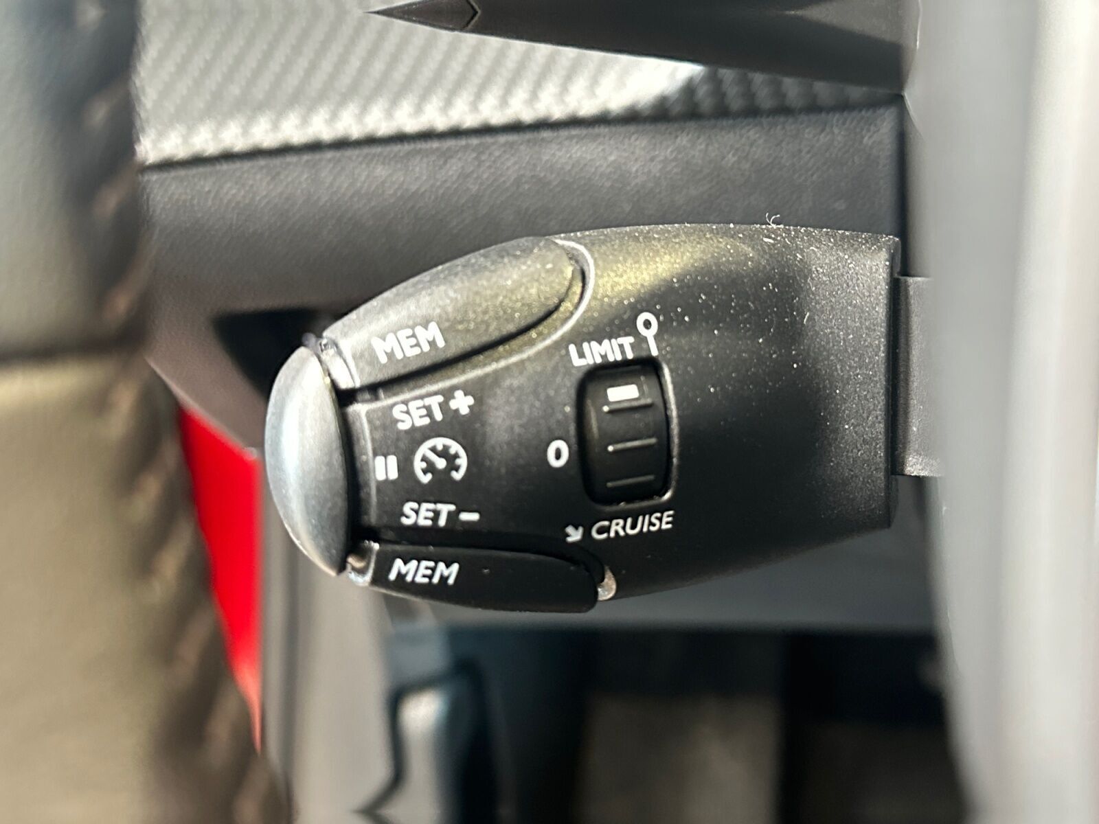 Rød Peugeot e-208 fra 2025