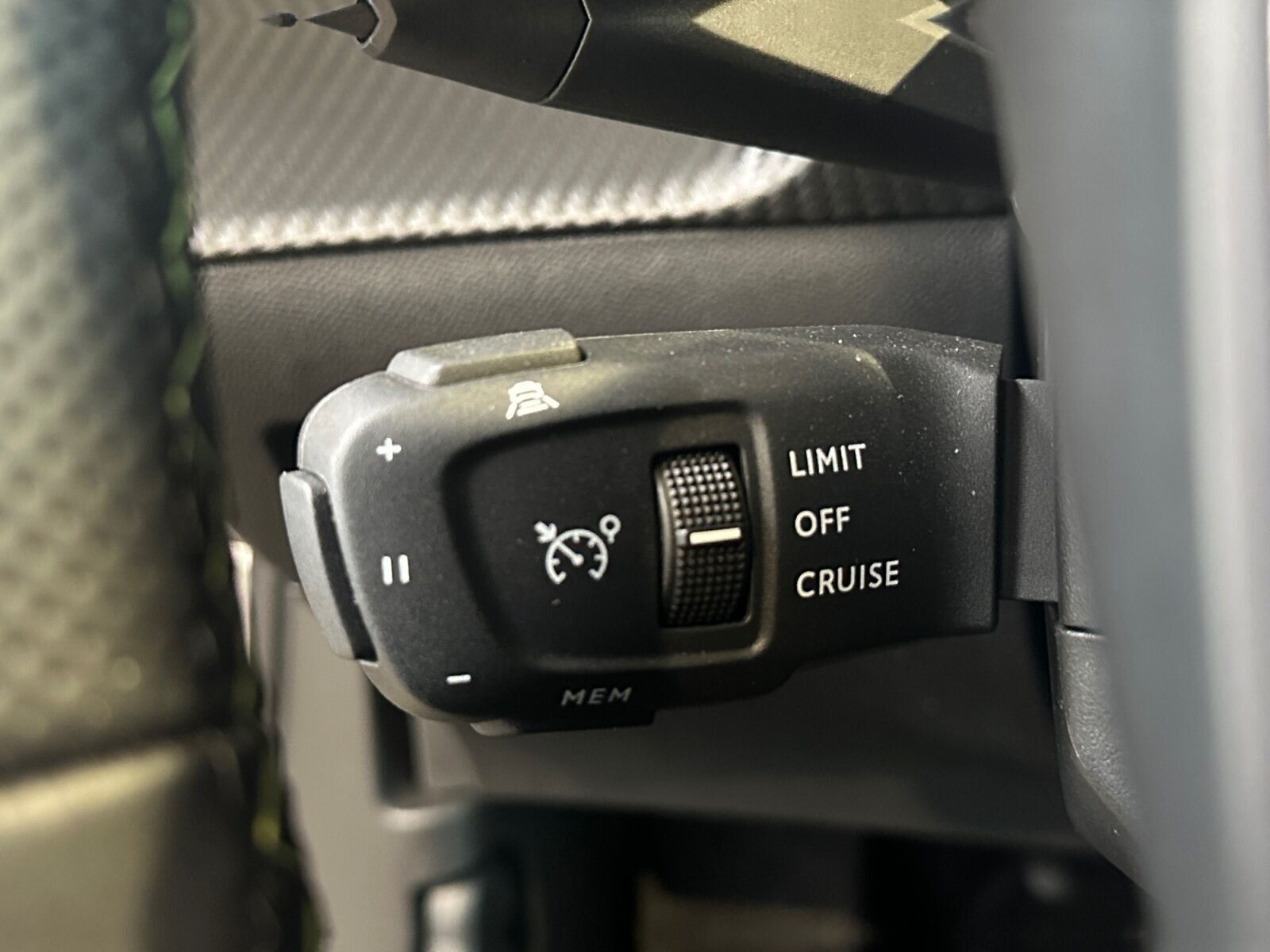 Grå Peugeot e-2008 fra 2025