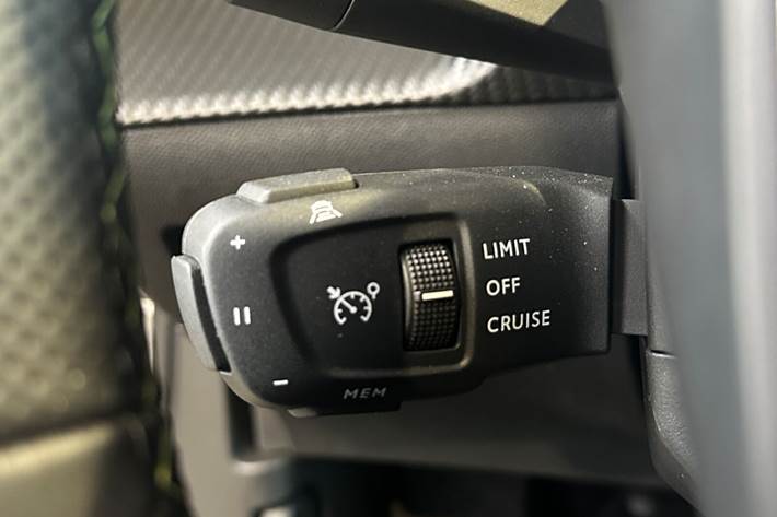 Grå Peugeot e-2008 fra 2025