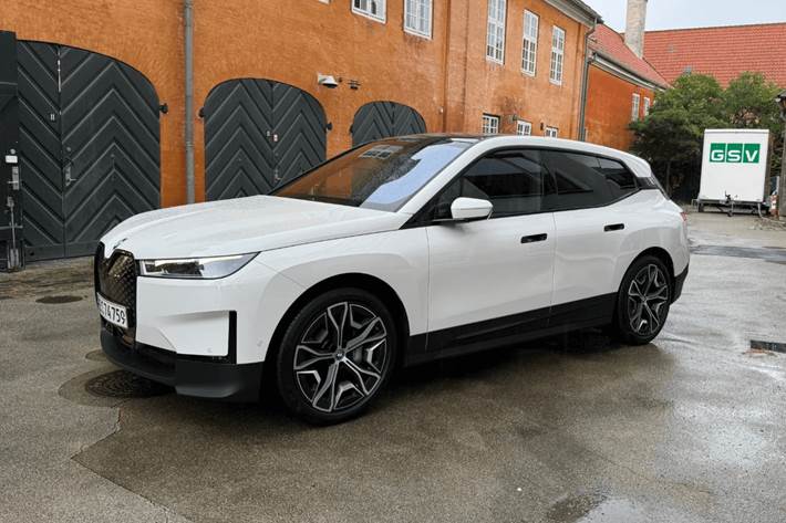 Hvid BMW iX fra 2022 set udefra