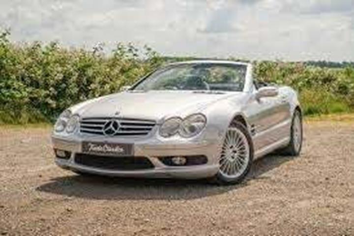 Sølv Mercedes SL55 fra 2004 set udefra