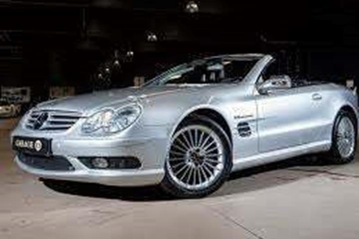 Sølv Mercedes SL55 fra 2004