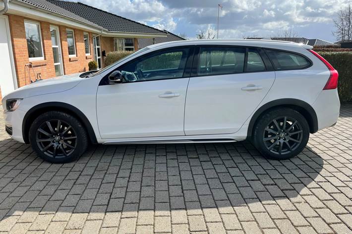 Hvid Volvo V60 Cross Country fra 2017