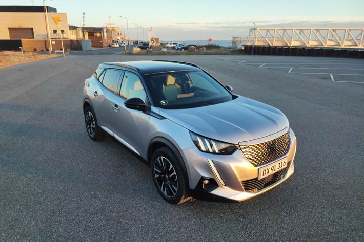 Grå Peugeot e-2008 fra 2021