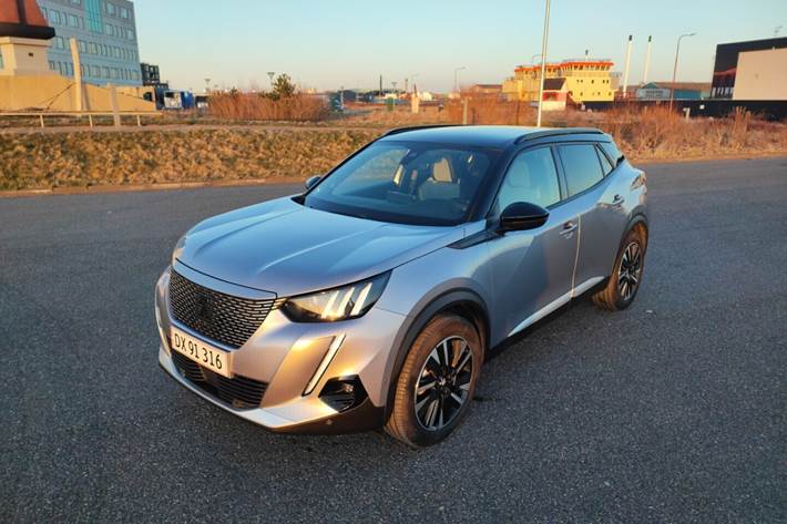 Grå Peugeot e-2008 fra 2021
