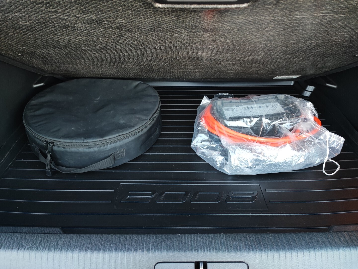 Grå Peugeot e-2008 fra 2021