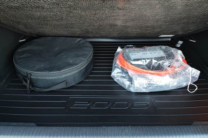 Grå Peugeot e-2008 fra 2021