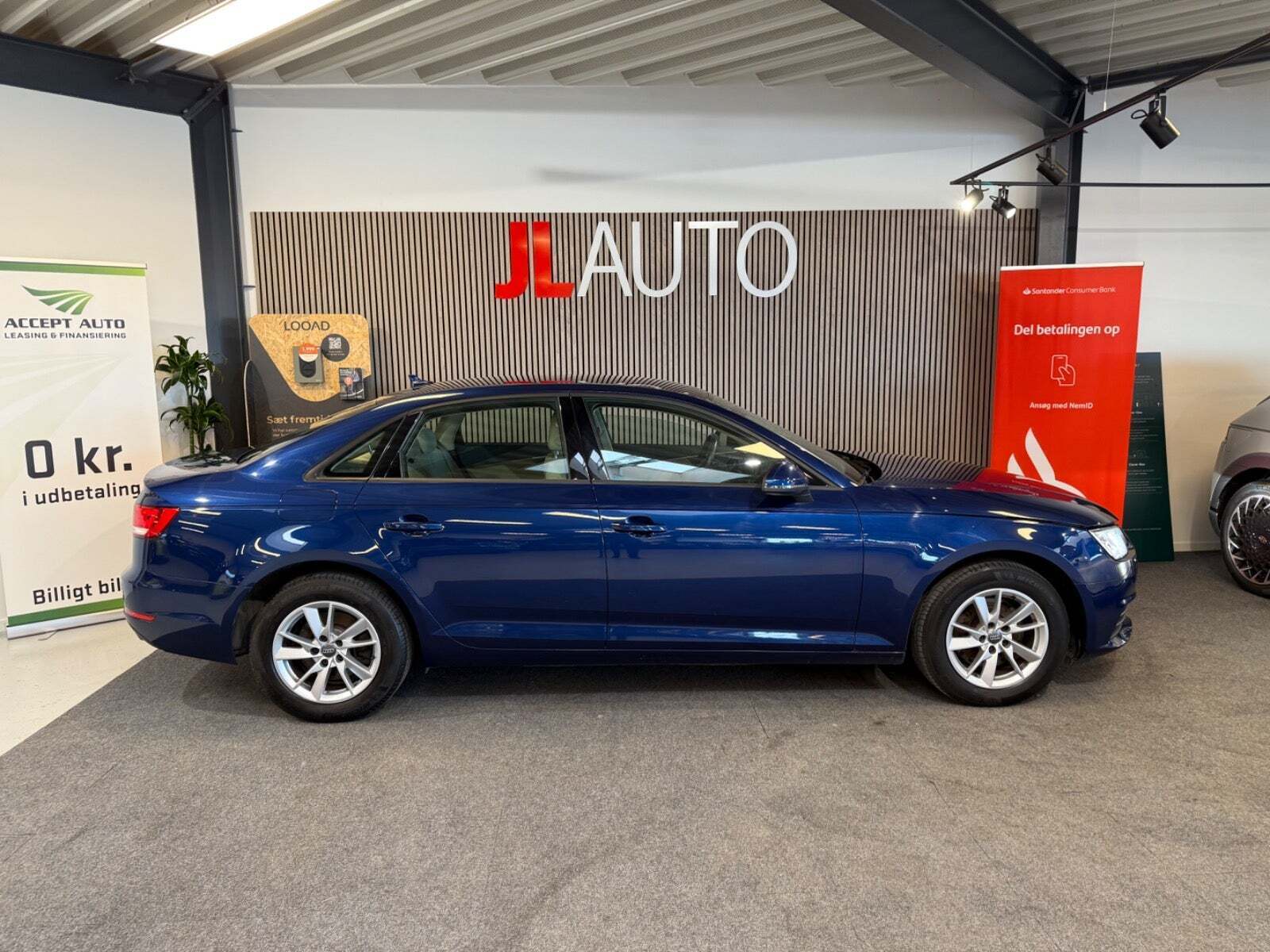 Blå Audi A4 fra 2016