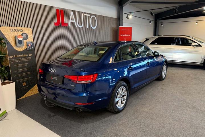 Blå Audi A4 fra 2016