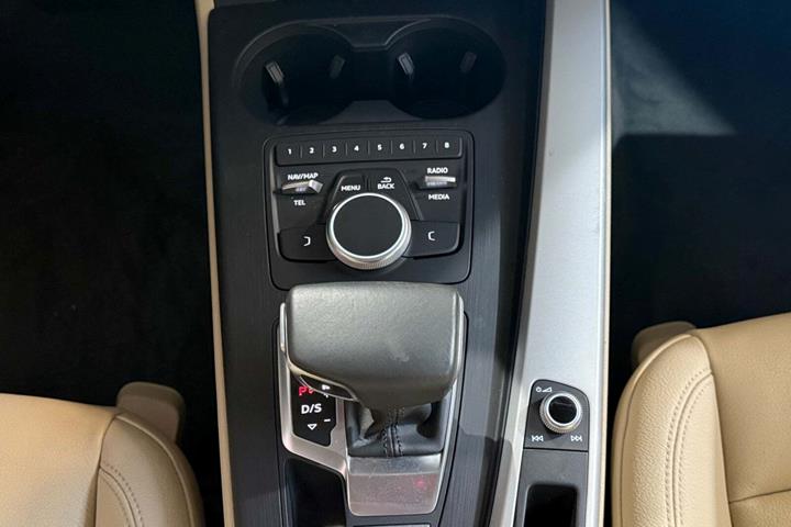 Blå Audi A4 fra 2016