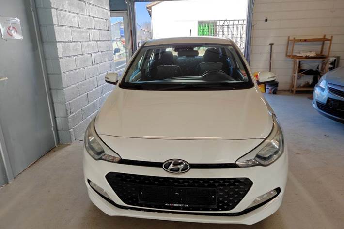 Gul Hyundai i20 fra 2015