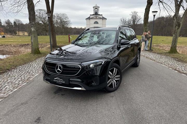 Sort Mercedes EQB250 fra 2022 set udefra