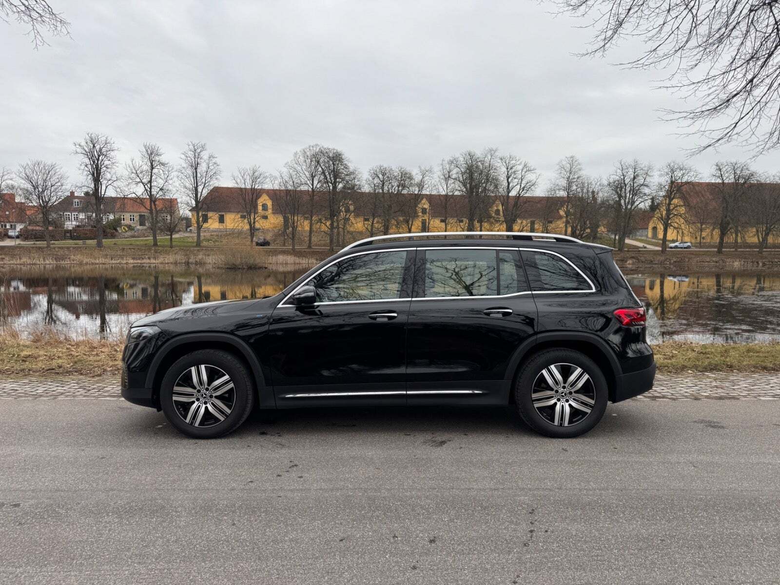 Sort Mercedes EQB250 fra 2022
