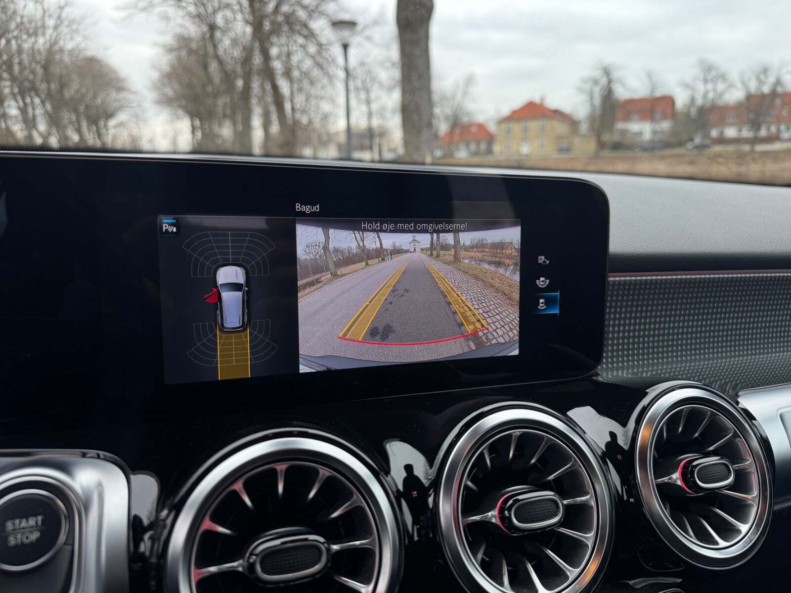 Sort Mercedes EQB250 fra 2022