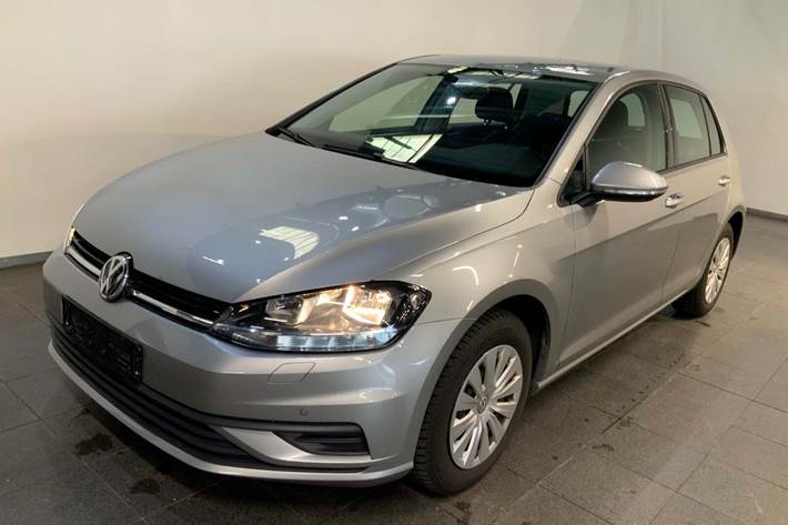 Grå VW Golf VII fra 2018