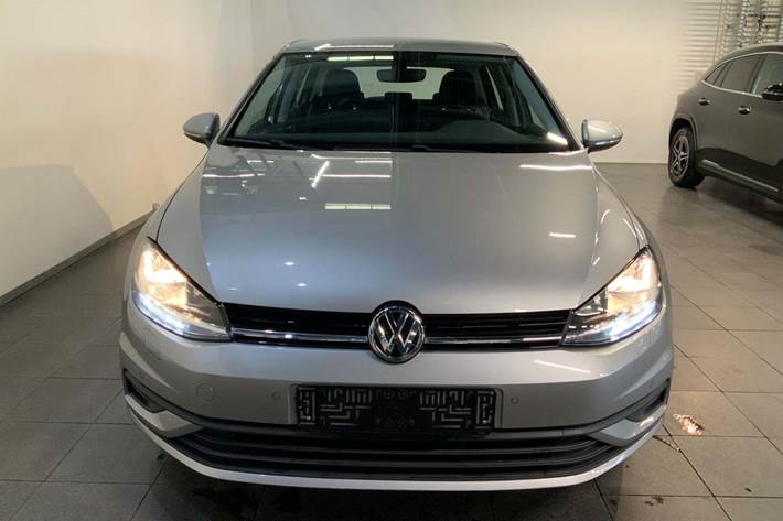 Grå VW Golf VII fra 2018