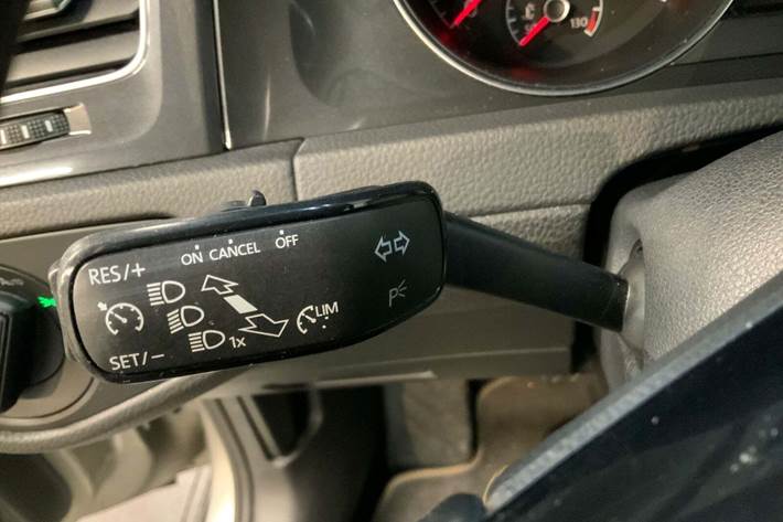 Grå VW Golf VII fra 2018