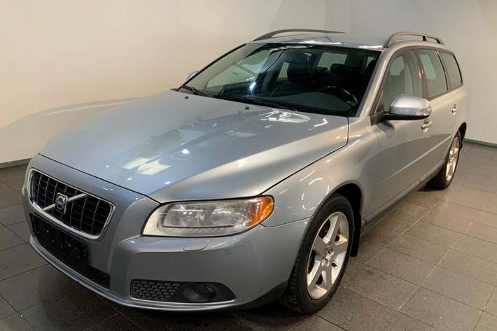 Sølv Volvo V70 fra 2009 set udefra