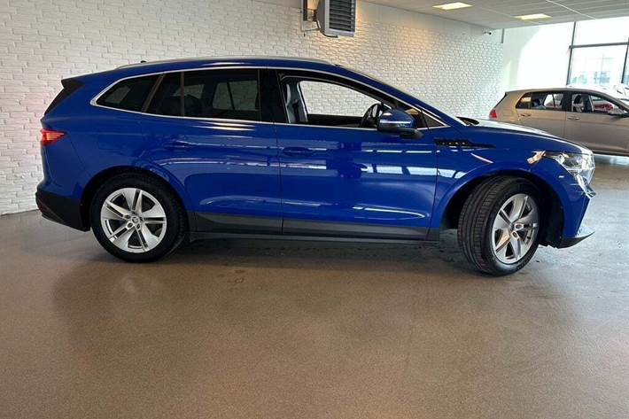 Blå Skoda Enyaq fra 2022