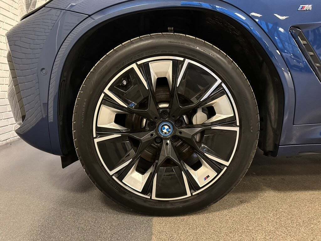 Blå BMW iX3 fra 2022