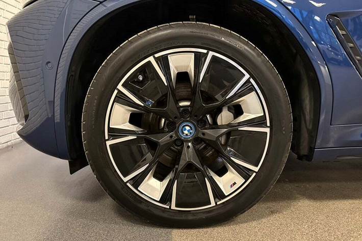 Blå BMW iX3 fra 2022