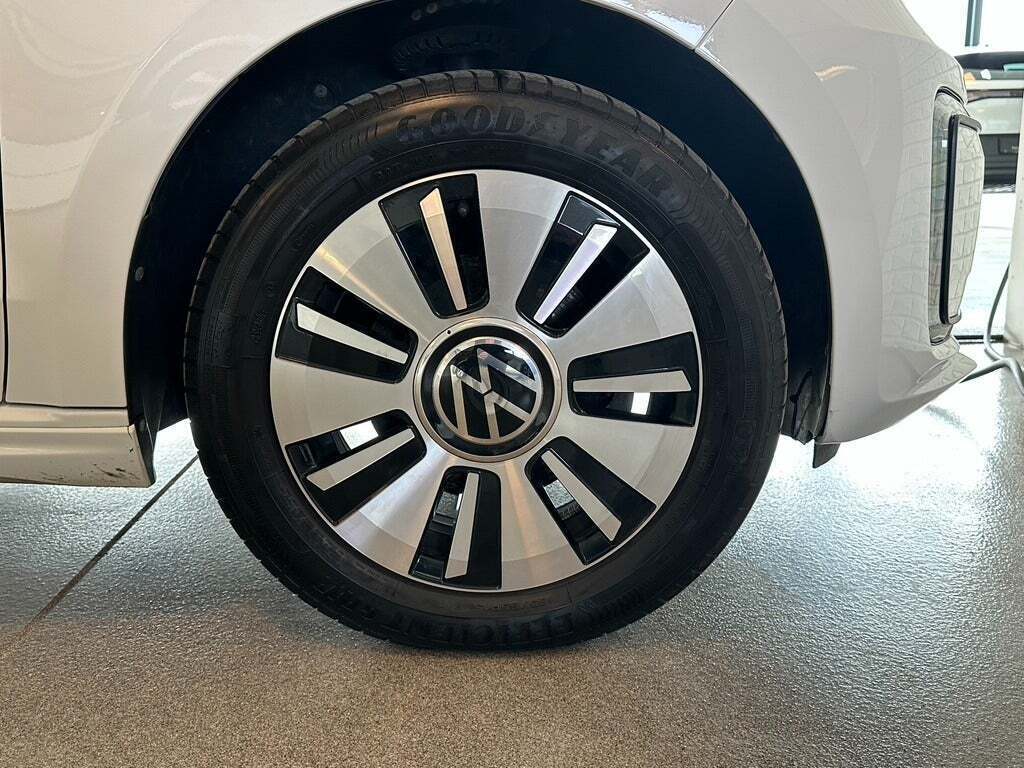 Hvid VW E-UP! fra 2023