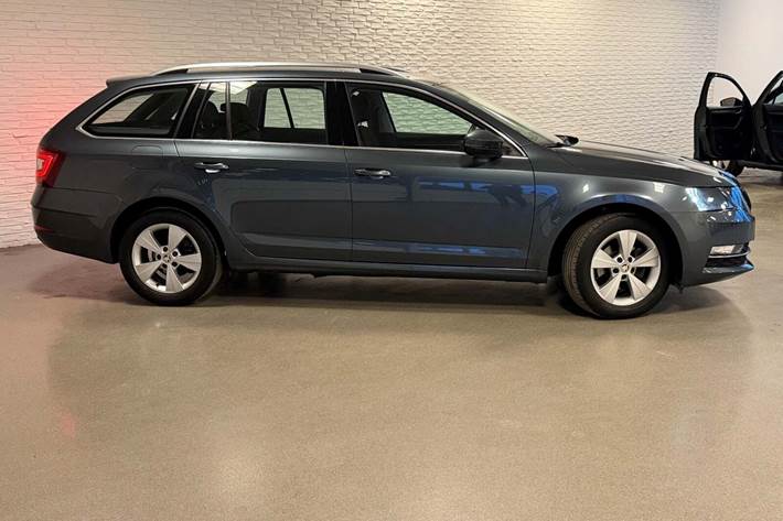 Grå Skoda Octavia fra 2019