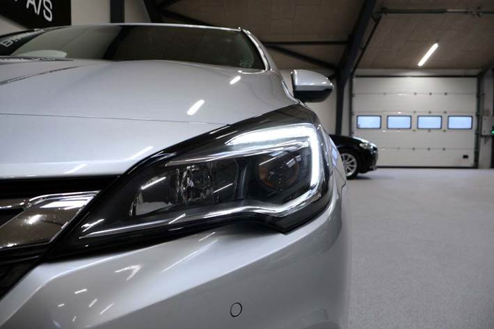 Sølv Opel Astra fra 2017