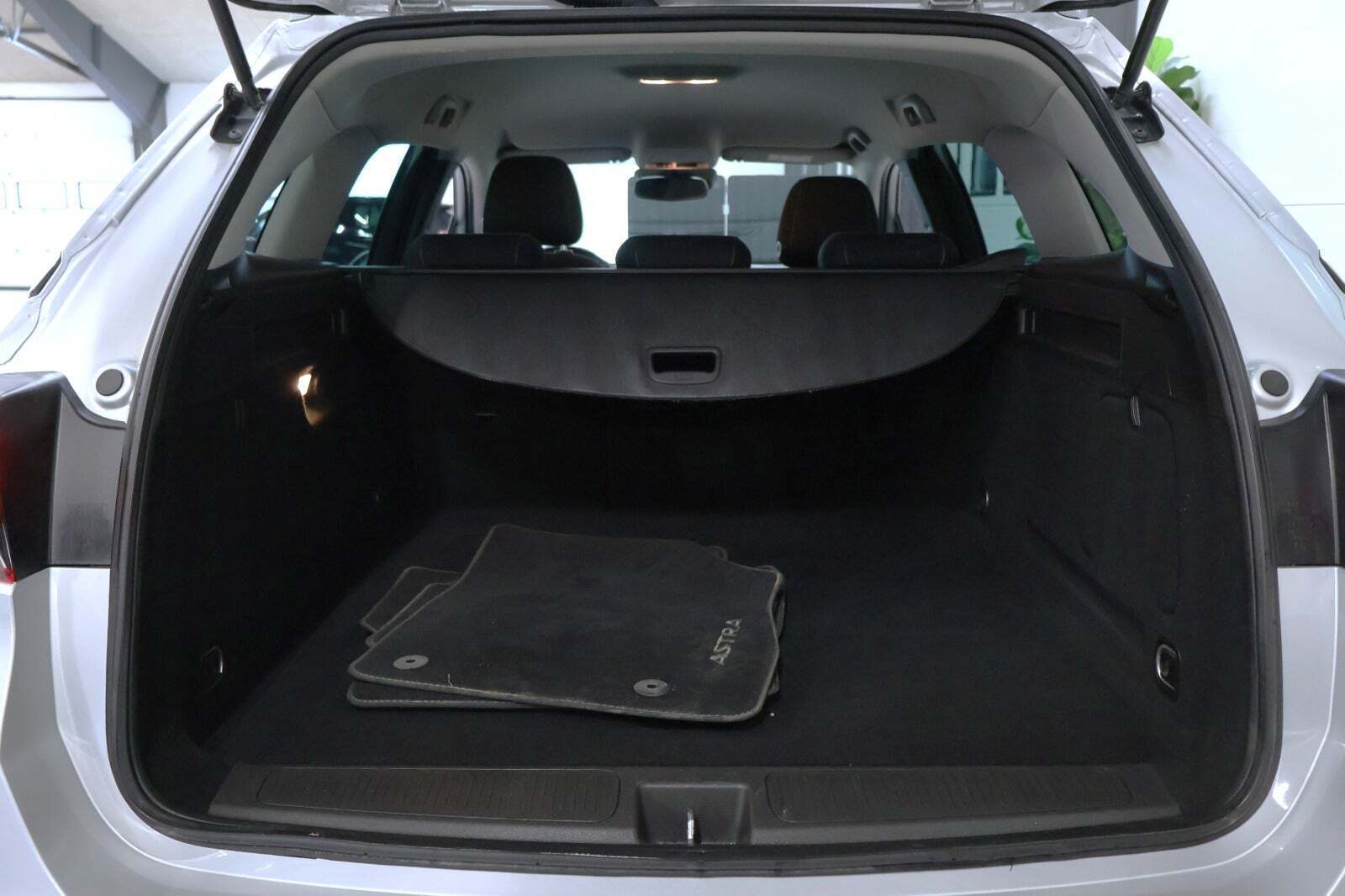 Sølv Opel Astra fra 2017