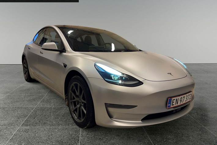 Hvid Tesla Model 3 fra 2021