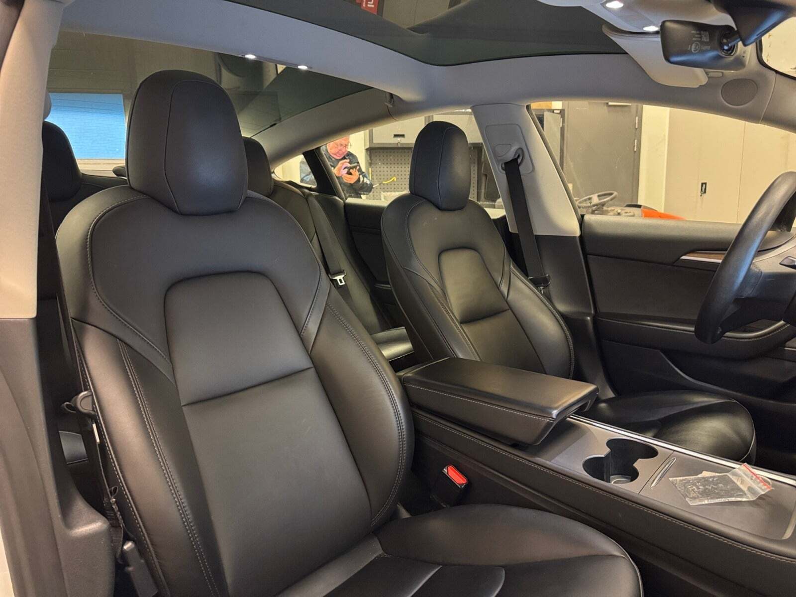 Hvid Tesla Model 3 fra 2021