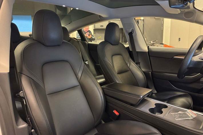 Hvid Tesla Model 3 fra 2021