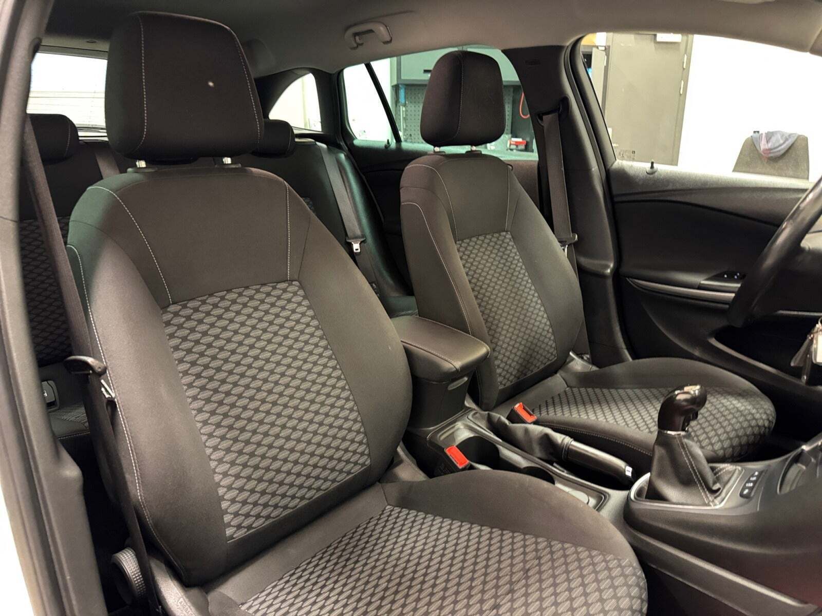 Hvid Opel Astra fra 2019