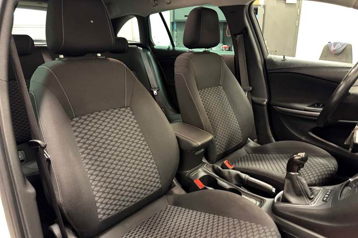 Hvid Opel Astra fra 2019