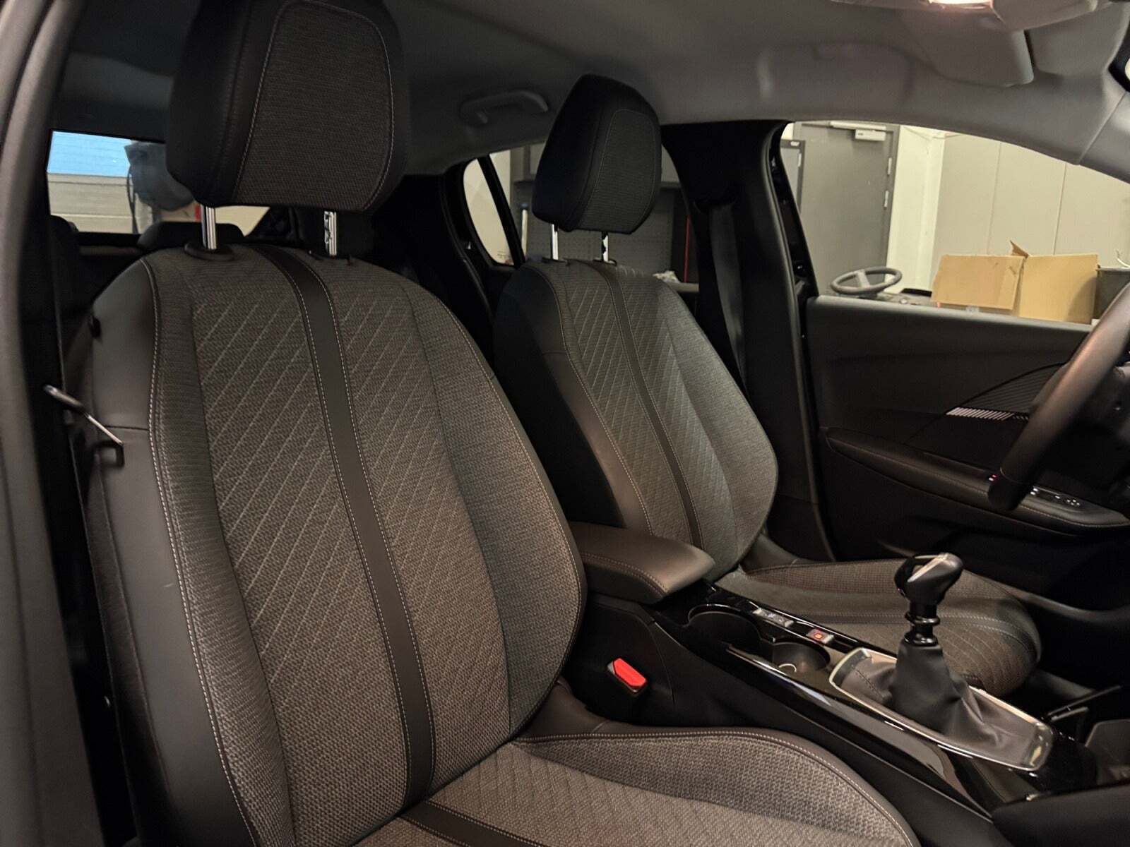 Sort Peugeot 208 fra 2024