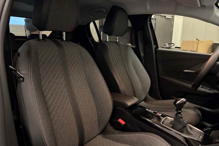 Sort Peugeot 208 fra 2024