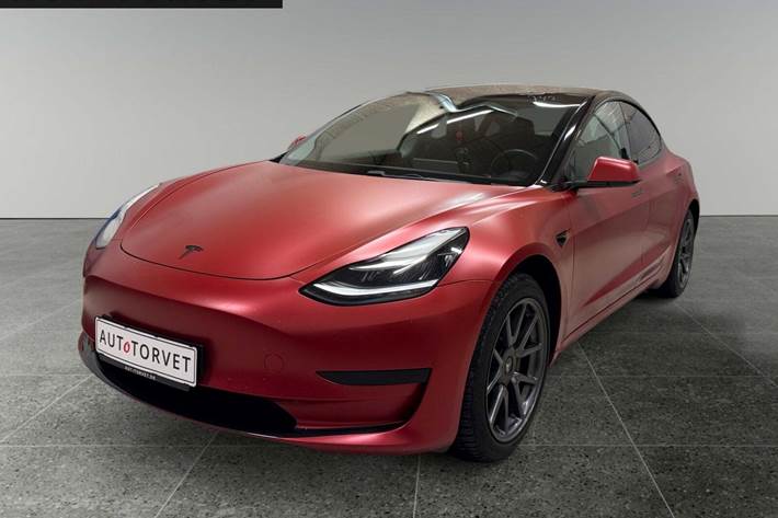 Rød Tesla Model 3 fra 2019