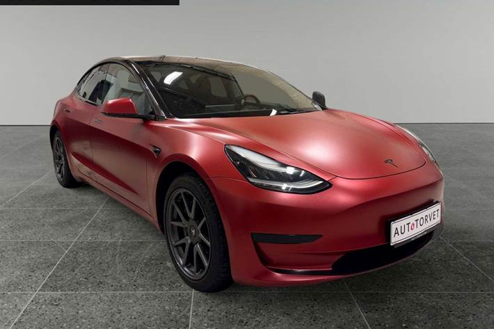 Rød Tesla Model 3 fra 2019