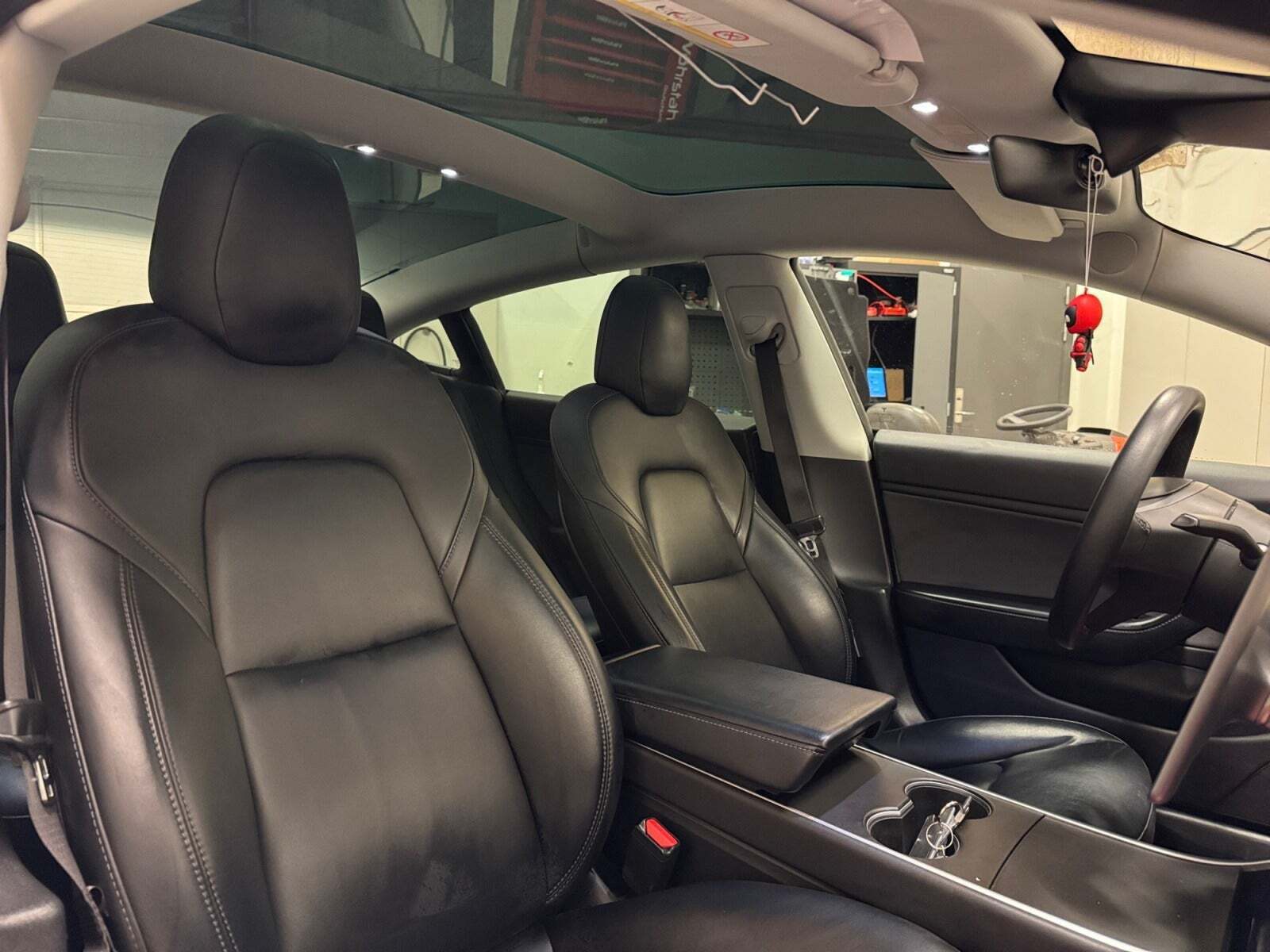 Rød Tesla Model 3 fra 2019