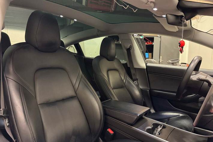 Rød Tesla Model 3 fra 2019