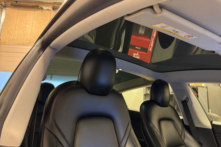 Blå Tesla Model 3 fra 2020